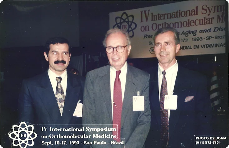 Dr. José Paulo Figueredo com colegas no IV International Symposium on Orthomolecular Medicine, São Paulo, 1993
