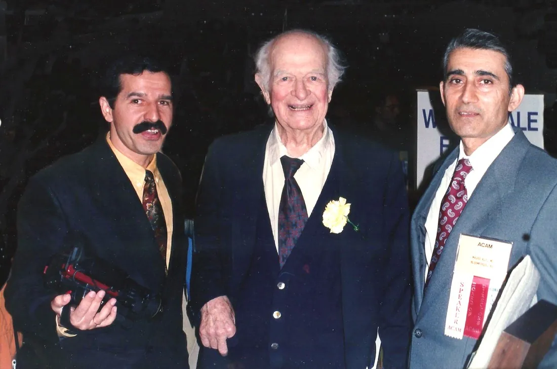 Dr. José Paulo Figueredo em congresso médico internacional, ao lado de Linus Pauling e Dr. Majid Ali