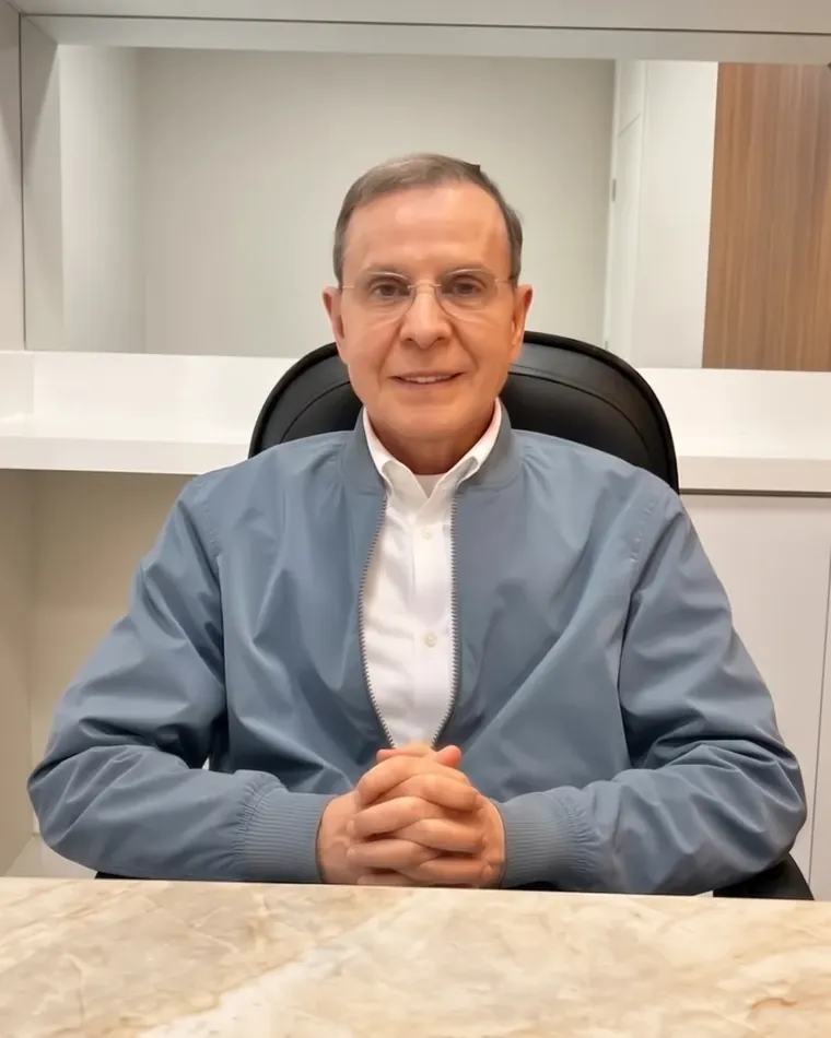 Dr. José Paulo Figueredo, médico responsável pela clínica, em seu consultório